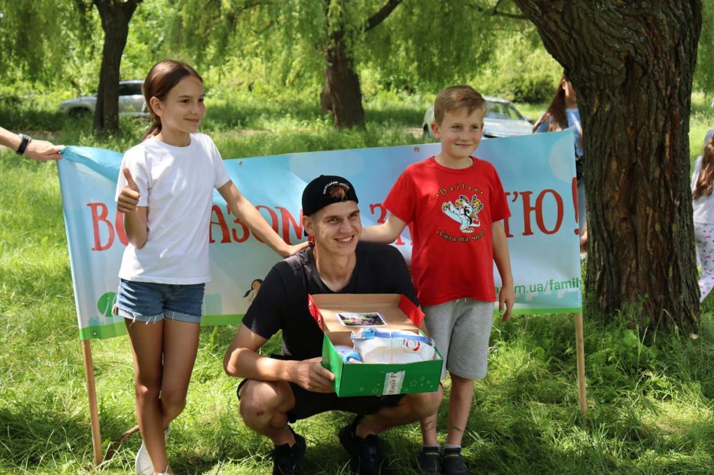 «Всі разом за дітей!» – у різних містах України діти отримали подарунки через просімейні вуличні проекти