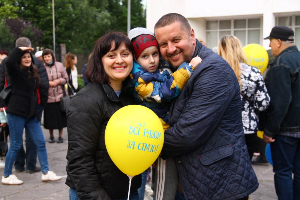 Попри все: у Кам’янському пройшла хода на захист сімейних цінностей